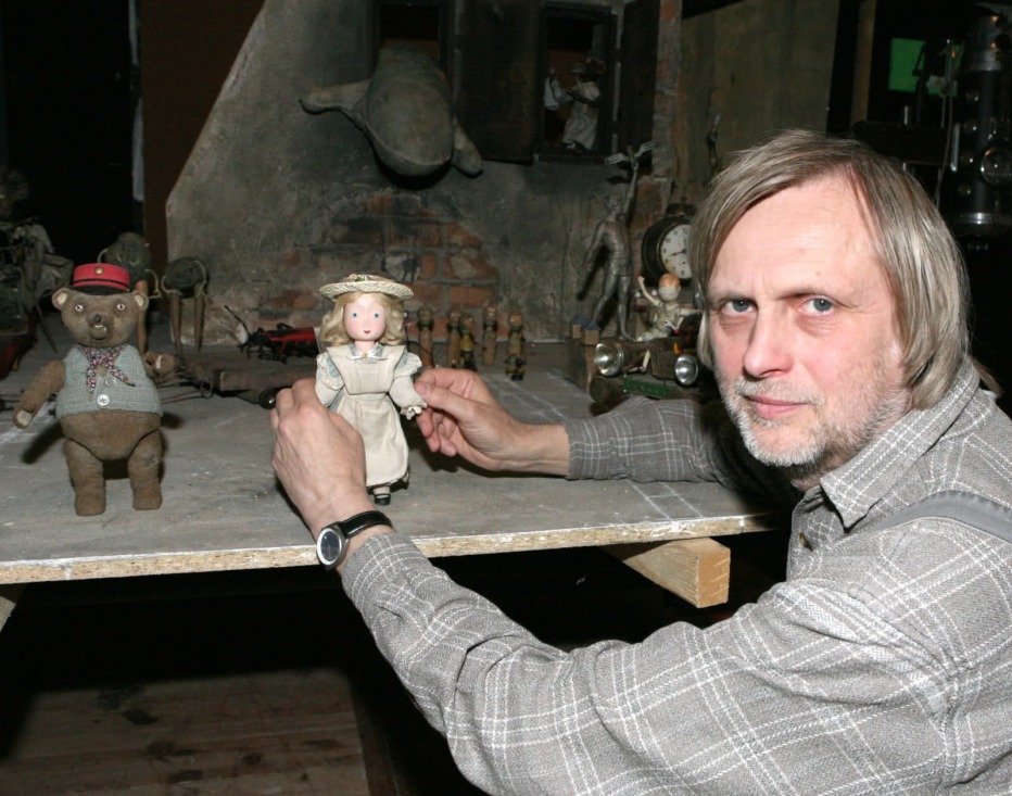 toys-in-the-attic-2009-jiri-barta-23.jpg