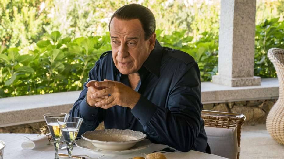 Loro-2-2018-Paolo-Sorrentino-001.jpg
