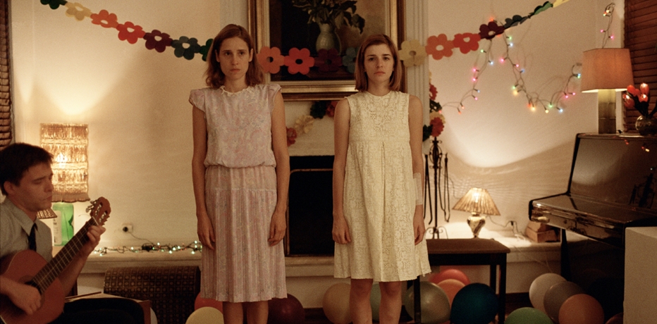 Dogtooth Recensione