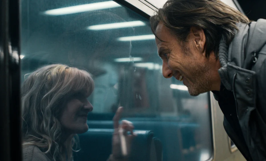 e-lultima-battuta-2025-is-this-thing-on-bradley-cooper-03.webp