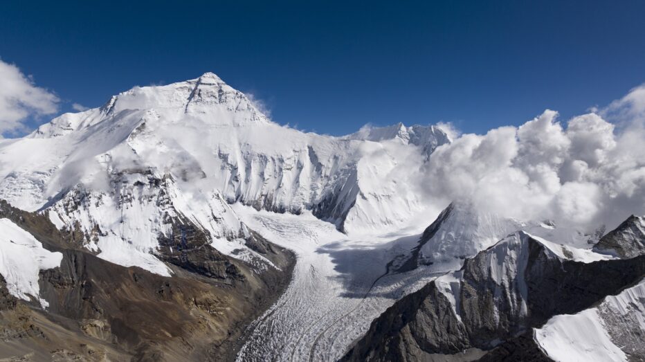 Everest-The-Other-Side-2026-Vasarhelyi-Chin-04.jpg